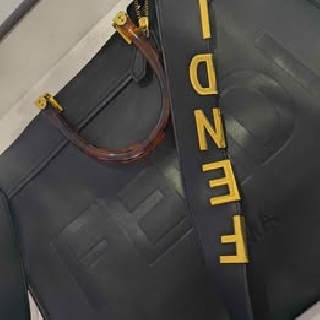 mala/carteira/bolsa preta e dourada grande