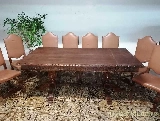 Jogo de sala de jantar em pele e em madeira de castanho trabalhado com embutidos