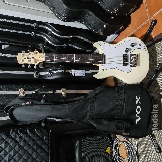 Mini guitrra electrica marca VOX com capa